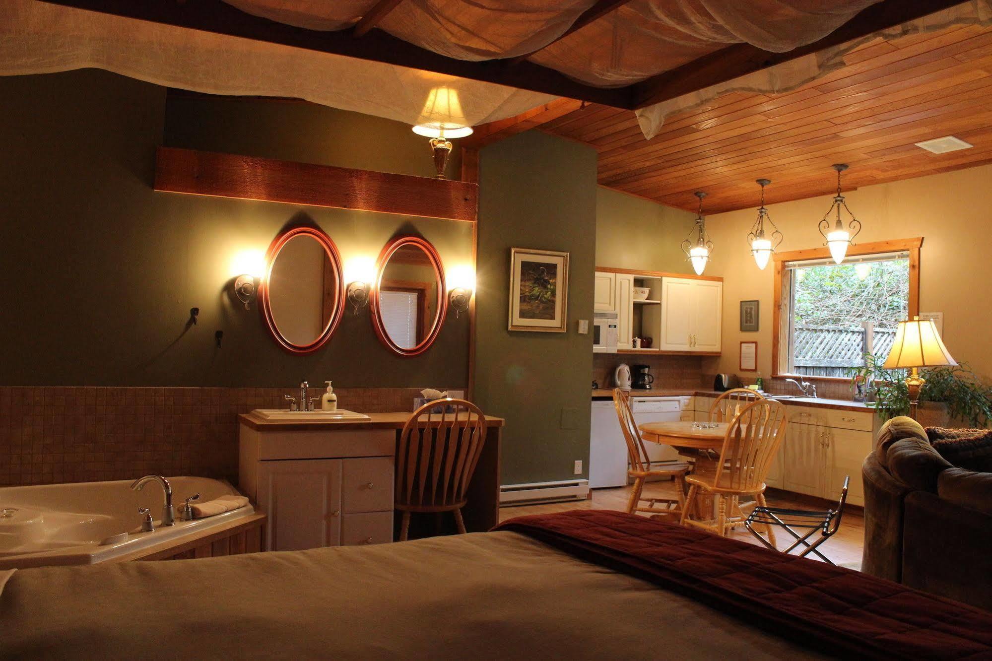 Sea Star Suites Tofino Exterior photo
